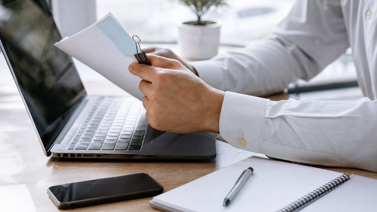 Dirigeant de club consultant un fichier d'adhérents sécurisé sur l'ordinateur du bureau